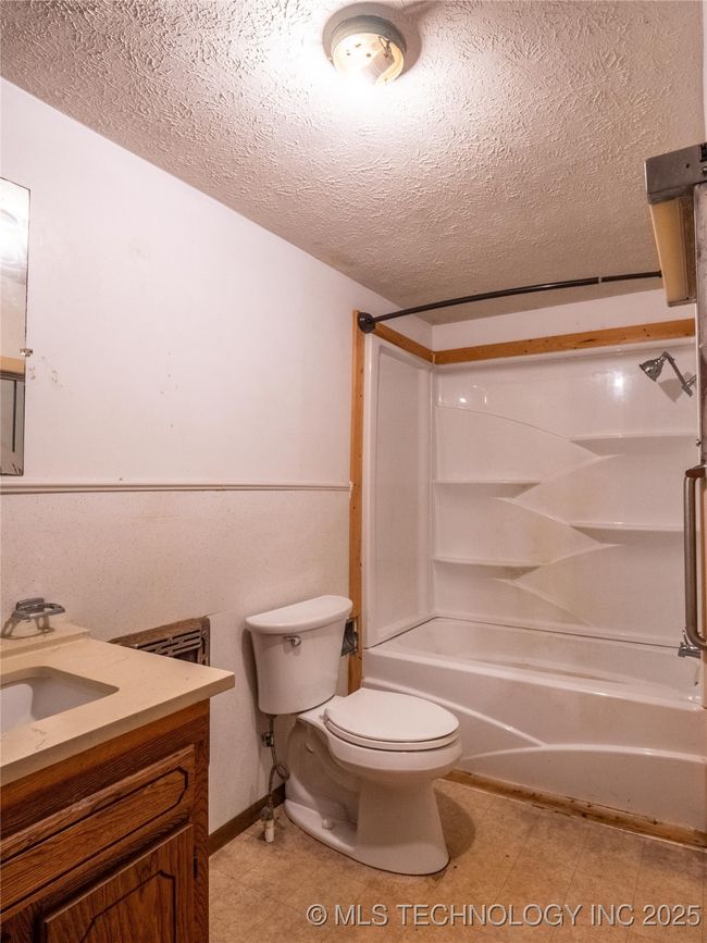 805 2 Nd St, House other with 3 bedrooms, 2 bathrooms and null parking in Quinton OK | Image 18