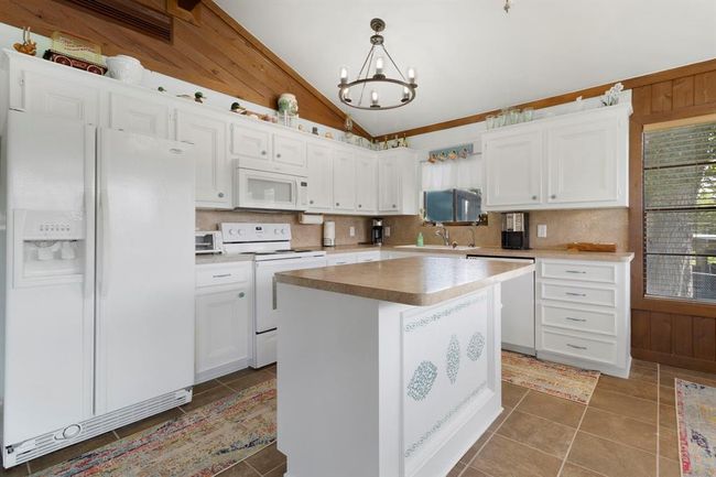 Fully equipped kitchen all appliances will be staying. | Image 19