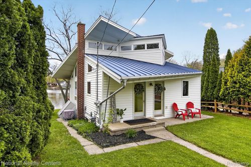 11505 Sunset Blvd, Pinckney, MI, 48169-8001 | Card Image