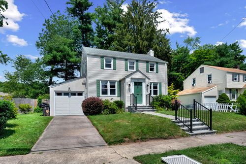 31 Englewood Dr, New Haven, CT, 06515-2309 | Card Image