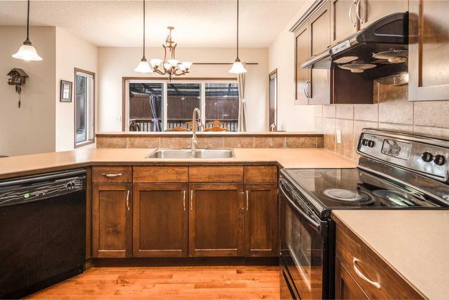 109 St Moritz Place Sw, House other with 3 bedrooms, 3 bathrooms and 4 parking in Calgary AB | Image 4
