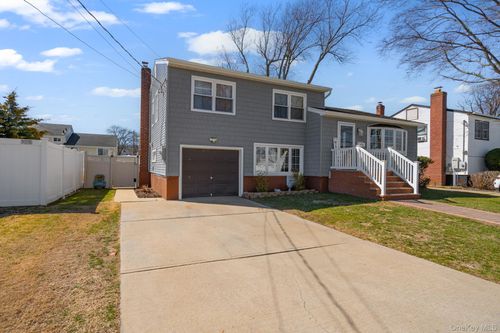 572 S Bayview Ave, Freeport, NY, 11520-6003 | Card Image