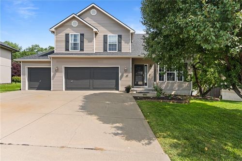 8715 N Robinhood Ave, Kansas City, MO, 64154-7901 | Card Image