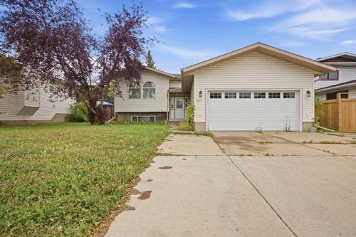134 Cameron Dr, House with 4 bedrooms, 3 bathrooms and 4 parking in Fort Mcmurray AB | Card Image