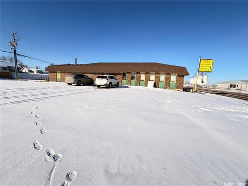 305 1st Avenue W, Assiniboia, SK, S0H0B0 | Card Image
