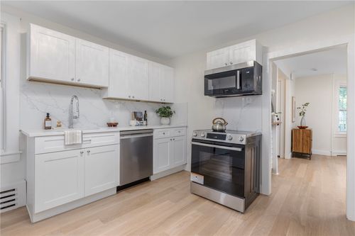 unit-1-28 Young St, Newport, RI, 02840-8208 | Card Image