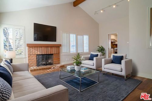 233 Longfellow St, Thousand Oaks, CA, 91360-1753 | Card Image