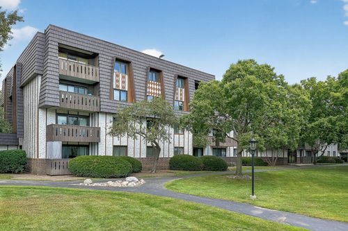 unit-2411-13200 W Heiden Cir, Lake Bluff, IL, 60044-1062 | Card Image