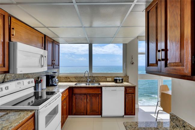 APT-1801 - 1370 S Ocean Blvd, Condo with 2 bedrooms, 3 bathrooms and null parking in Pompano Beach FL | Image 11