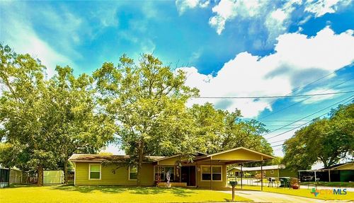 203 W Koether St, Shiner, TX, 77984-5549 | Card Image