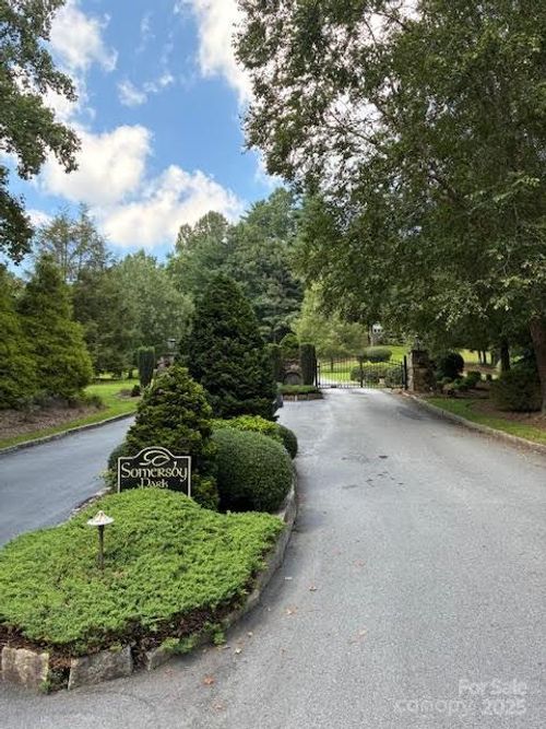 11-215 Crossvine Trl, Hendersonville, NC, 28739-6917 | Card Image