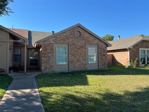 311 Navarro Ln, Grand Prairie, TX, 75052-5733 | Card Image