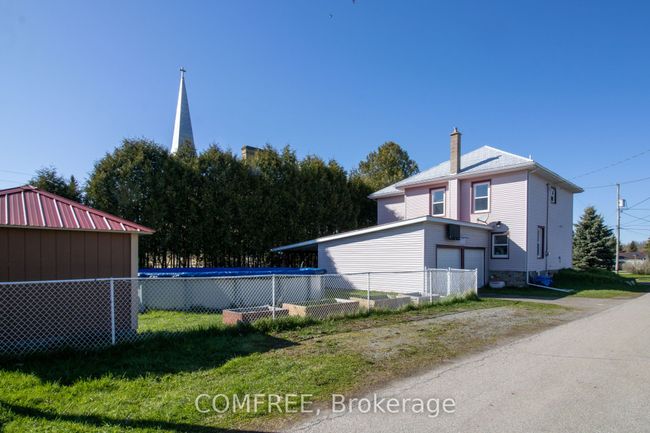 8 Laura St, House other with 5 bedrooms, 3 bathrooms and 4 parking in Lyn ON | Image 5