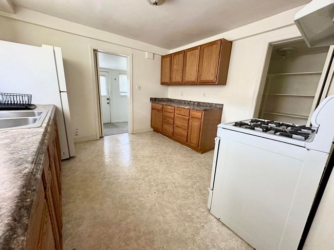 228 Main St, Home with 3 bedrooms, 2 bathrooms and null parking in Hinton WV | Image 5