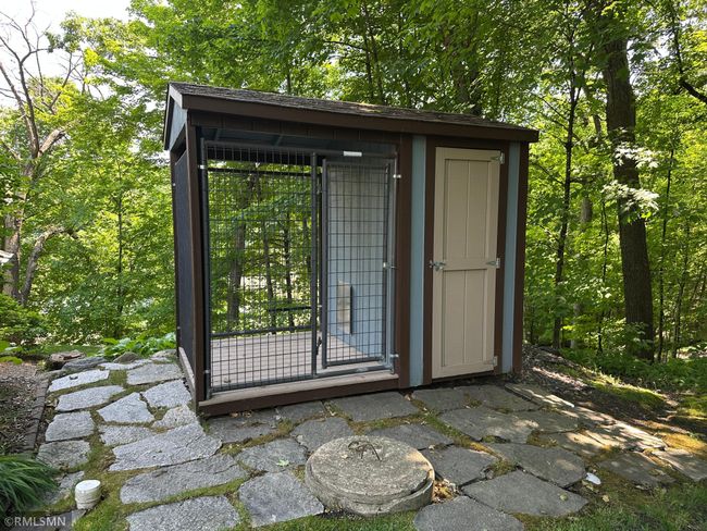 Great indoor/outdoor dog kennel with heated water bowls. | Image 12