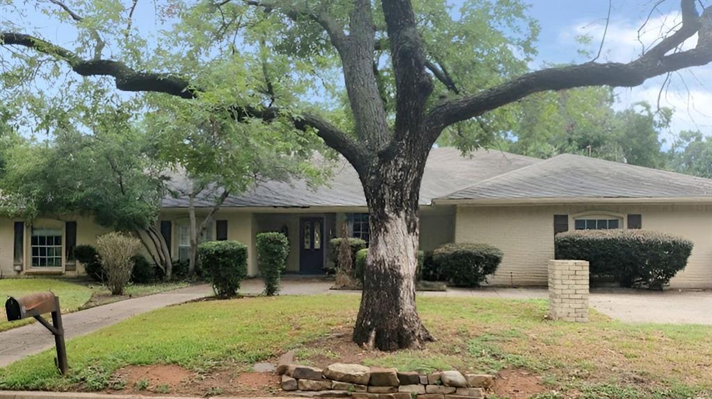 Glasgow Dr, Arlington, TX 76015