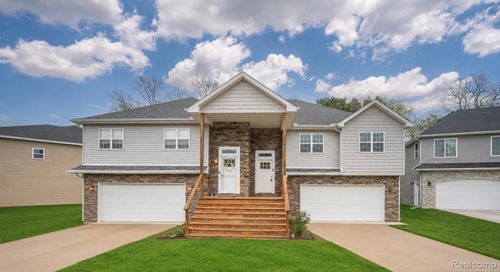 190 Whispering Pines Dr, Fenton, MI, 48430-5300 | Card Image