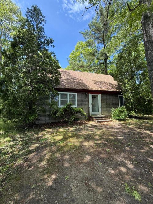 352 Currier Road, East Falmouth, MA, 02536 | Card Image