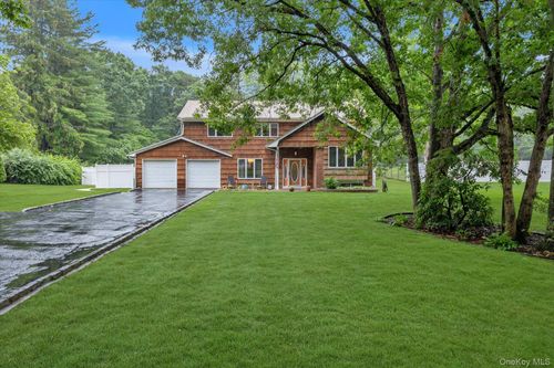 29 Wintergreen Dr, Huntingtn Sta, NY, 11747-1812 | Card Image