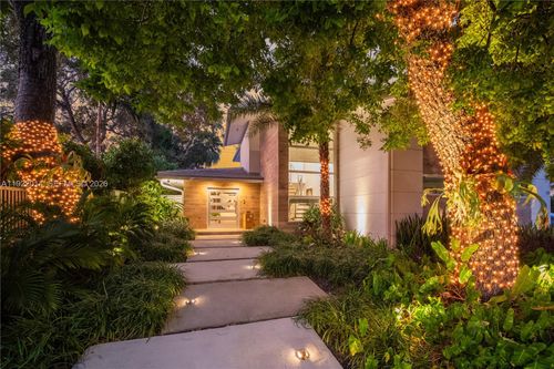 79 Shore Dr W, Miami, FL, 33133-2619 | Card Image