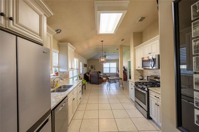 1409 Barras St, House other with 3 bedrooms, 2 bathrooms and 2 parking in Alvin TX | Image 5