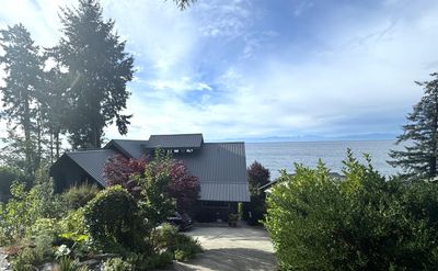 3387 Beach Ave, House other with 6 bedrooms, 4 bathrooms and 6 parking in Roberts Creek BC | Image 1