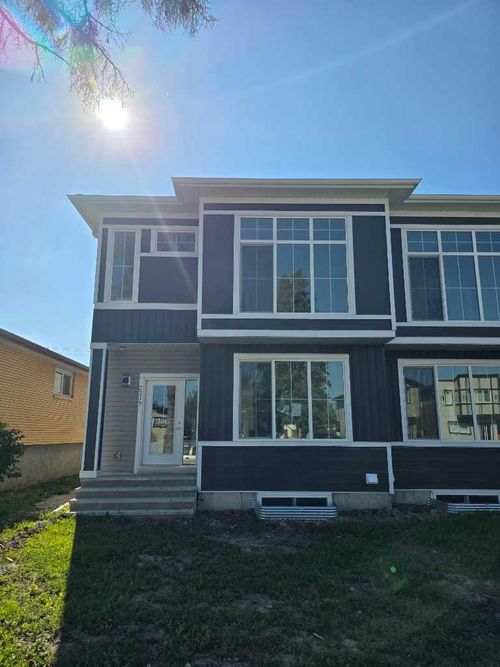 2217 42 Street Se, Calgary, AB, T2B1G4 | Card Image