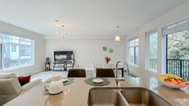 2 - 5202 Savile Row, Townhouse with 3 bedrooms, 2 bathrooms and 2 parking in Burnaby BC | Image 12