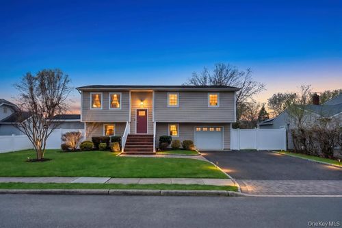 794 Sayville Ave, Bohemia, NY, 11716-4313 | Card Image