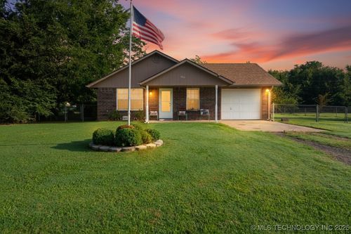 808 8th St, Wagoner, OK, 74467-6801 | Card Image