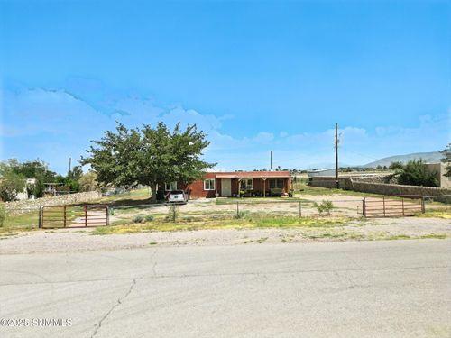 9557 Longhorn Dr, Las Cruces, NM, 88012-6412 | Card Image