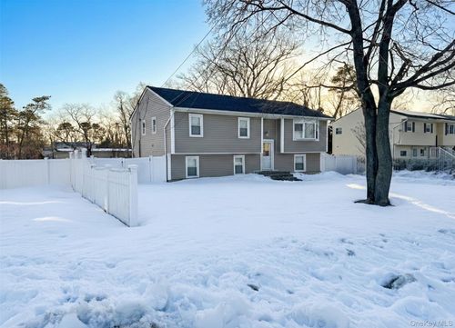 76 Woodland Ave, Central Islip, NY, 11722-3317 | Card Image