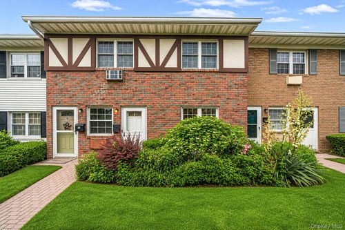 11 Springwood Drive, Babylon, NY, 11703 | Card Image