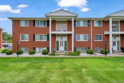 C1 - 8260 Crestview Drive, Condo with 2 bedrooms, 1 bathrooms and null parking in Sterling Heights MI | Image 1