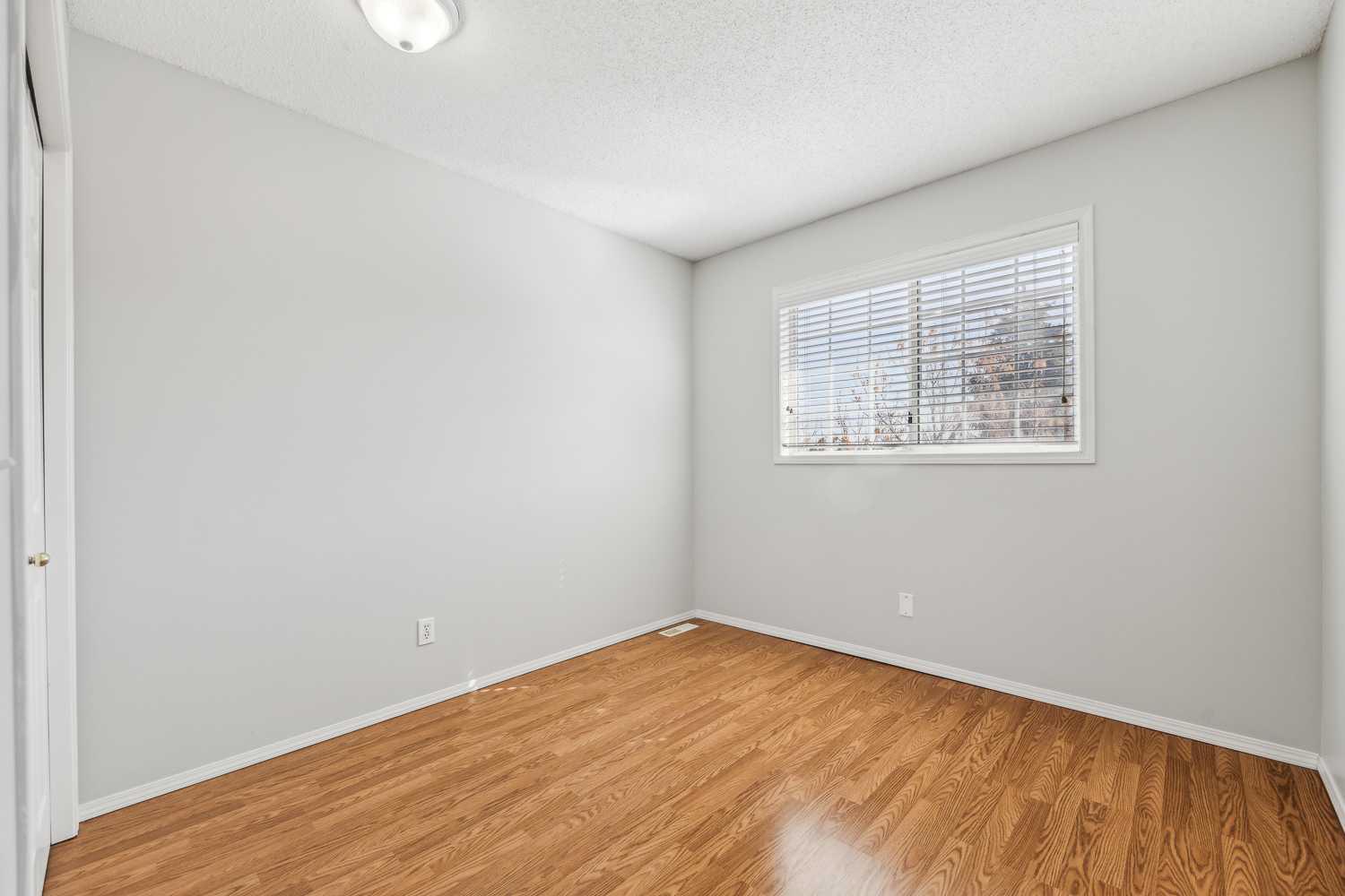 76 Kingsland Villas Sw, Home with 3 bedrooms, 2 bathrooms and 2 parking in Calgary AB | Image 14