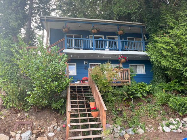 1833 North Road, House other with 3 bedrooms, 2 bathrooms and 2 parking in Gibsons BC | Image 2