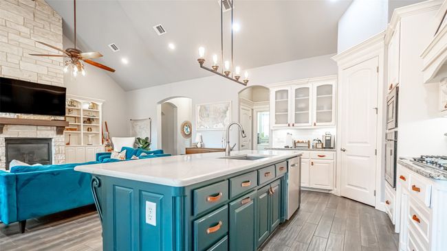 1302 Joshua Way, House other with 4 bedrooms, 3 bathrooms and null parking in Granbury TX | Image 15