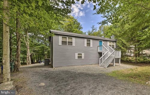 327 Country Place Dr, Tobyhanna, PA, 18466-7940 | Card Image