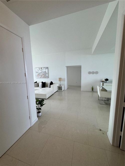 4006-16001 Collins Ave, Sunny Isles Beach, FL, 33160-5511 | Card Image
