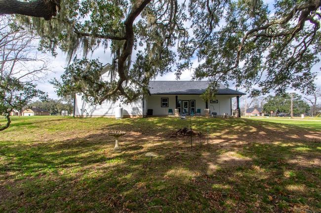 202 Horse Shoe Trl, House other with 3 bedrooms, 2 bathrooms and 2 parking in Angleton TX | Image 32
