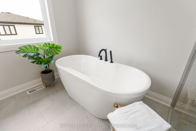 1 Elvira Way, House other with 4 bedrooms, 3 bathrooms and 4 parking in Thorold ON | Image 30
