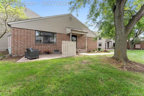 11-27024 Winchester St, Brownstown Twp, MI, 48183-4853 | Card Image