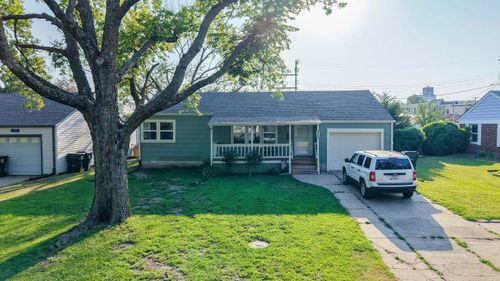 215 Spruce St, Halstead, KS, 67056-1923 | Card Image