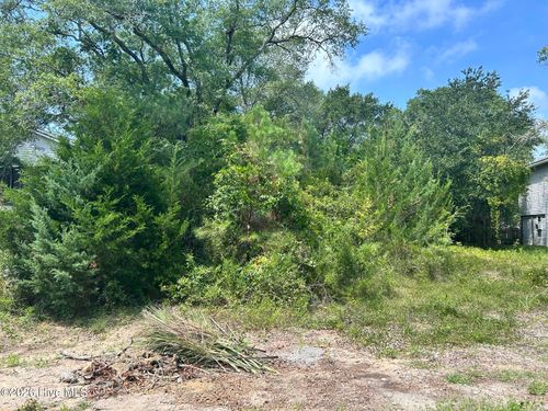 105 Se 8th St, Oak Island, NC, 28465-6714 | Card Image