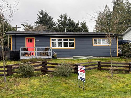 5702 Medusa St, Sechelt, BC, V7Z0H8 | Card Image