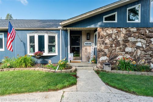 19549 Flamingo Blvd, Livonia, MI, 48152-1712 | Card Image