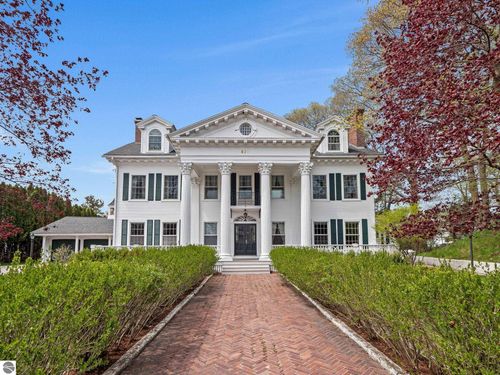 431 Michigan Ave, Charlevoix, MI, 49720-1820 | Card Image