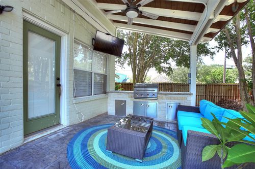 711 Cien Rd, Kemah, TX, 77565-3063 | Card Image