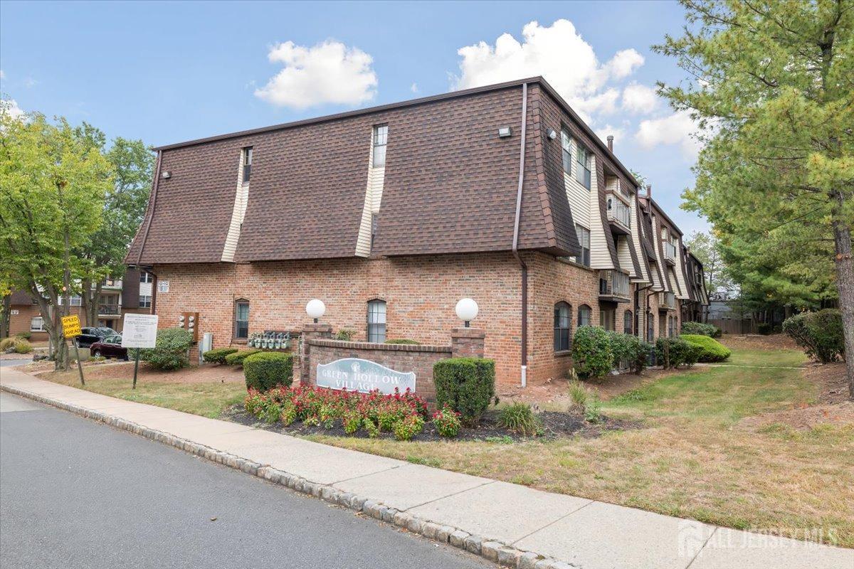 Green Hollow Dr, Iselin, NJ 08830