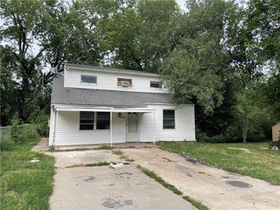 View of front of house with a front yard | Image 1